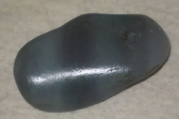 青花籽料和墨玉籽料的区别