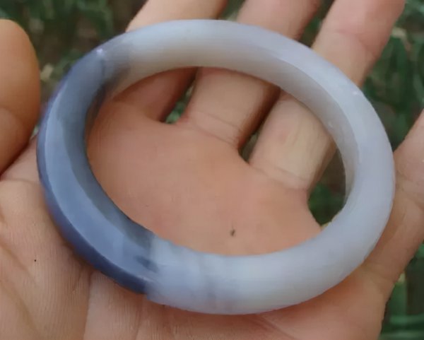 青花籽料和墨玉籽料的区别