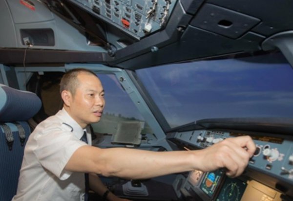 机长刘传健事件简介