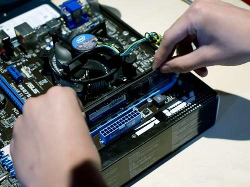 电脑显示无信号黑屏怎么办