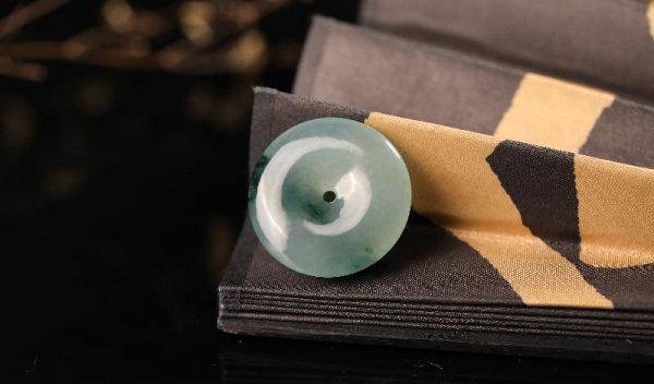 玉的真假泡在水里怎样