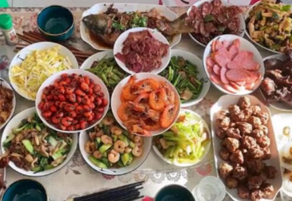 女生首次去男友家被拉横幅欢迎