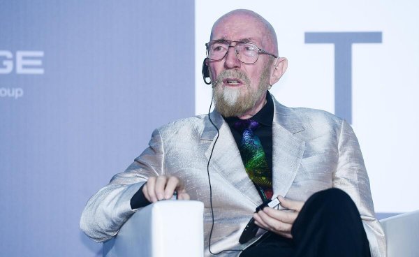 人类进入黑洞会死吗