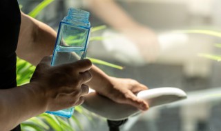 透明水杯上面刻什么字好 透明水杯上面刻啥字好