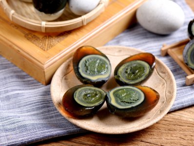 皮蛋可以生吃吗 皮蛋是要煮熟还是可以剥开直接吃