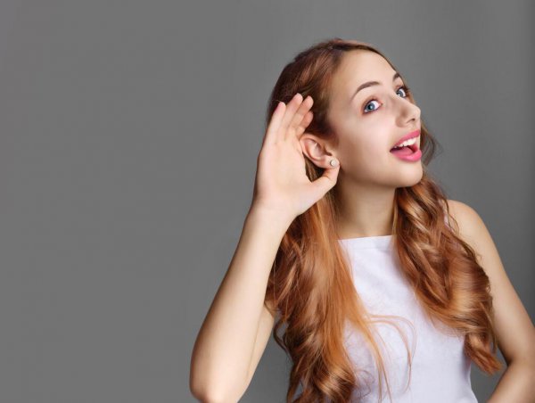 游泳时耳朵进水可用哪种方法排出