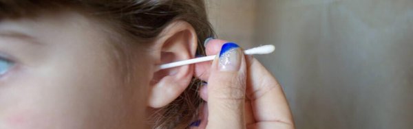 游泳时耳朵进水可用哪种方法排出