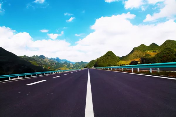 轿车200块的油跑多少公里