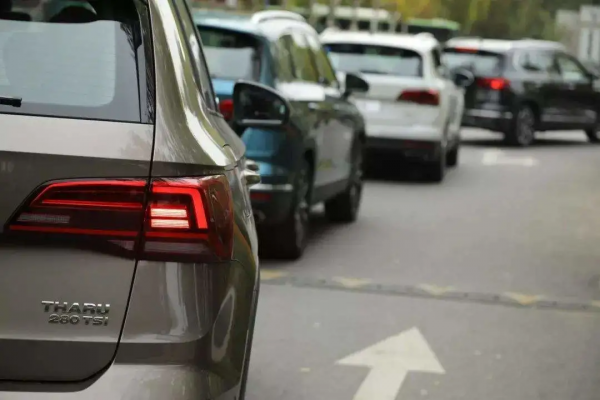 轿车200块的油跑多少公里