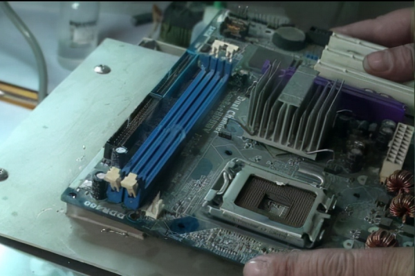 电脑屏幕无信号但主机正常怎么办