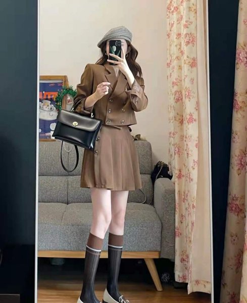 棕色裙子配什么颜色上衣好看