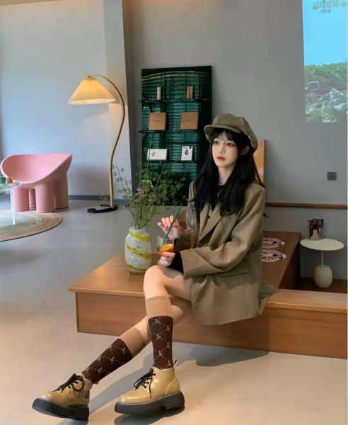 棕色裙子配什么颜色上衣好看