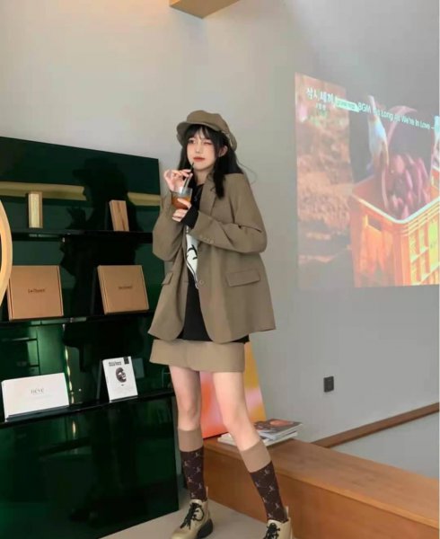 棕色裙子配什么颜色上衣好看