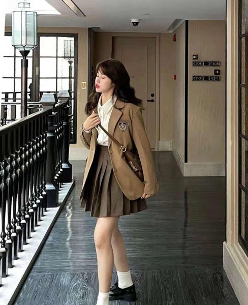 棕色裙子配什么颜色上衣好看