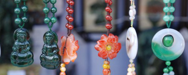 老年人兔年本命年戴什么