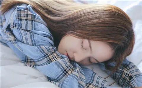 女生发皱眉表情含义是什么意思