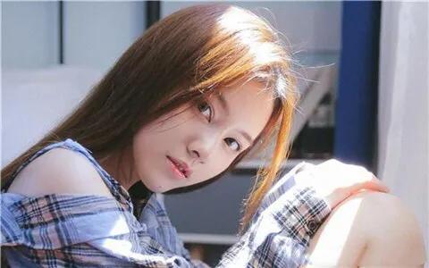 女生发皱眉表情含义是什么意思