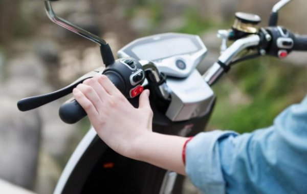 电动车拧油门一顿一顿不走