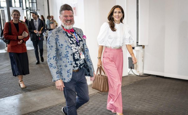 粉色阔腿裤配什么颜色上衣好看