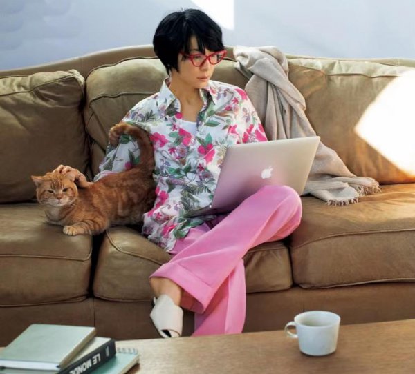 粉色阔腿裤配什么颜色上衣好看