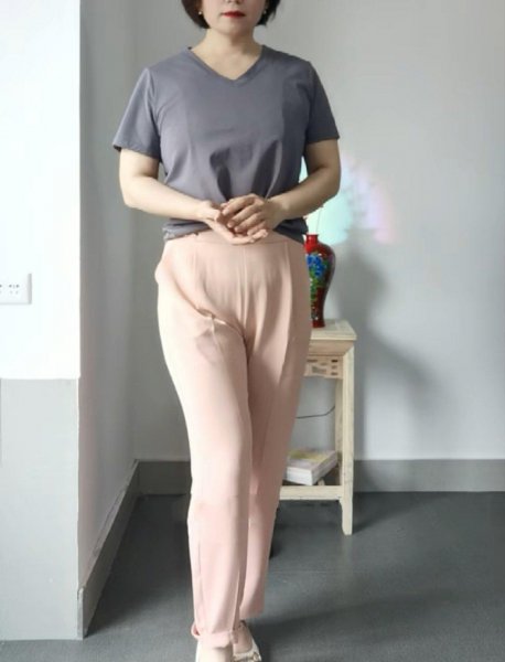 粉色阔腿裤配什么颜色上衣好看