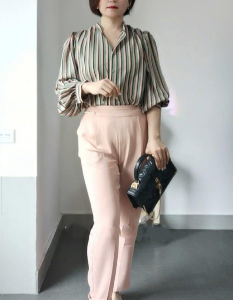 粉色阔腿裤配什么颜色上衣好看