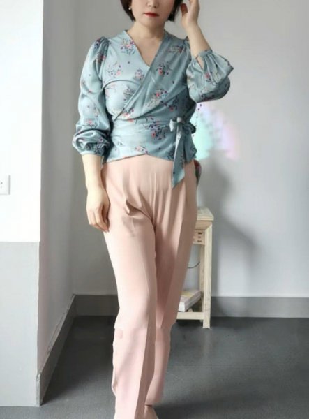 粉色阔腿裤配什么颜色上衣好看