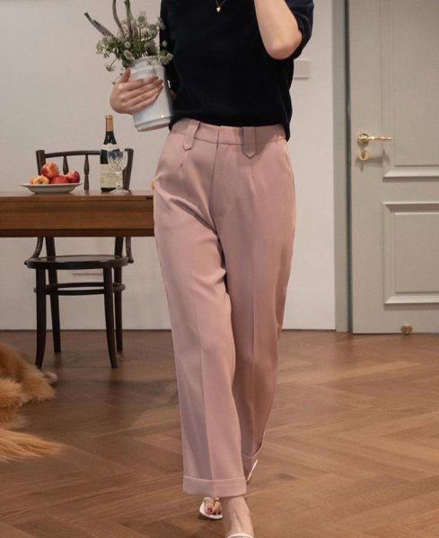 粉色阔腿裤配什么颜色上衣好看