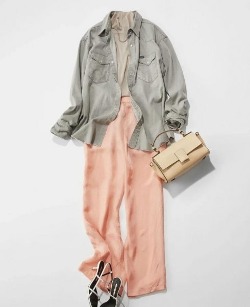 粉色阔腿裤配什么颜色上衣好看