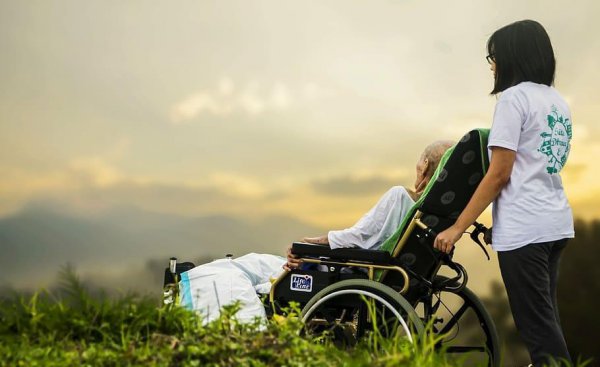 谁照顾老人谁就能继承遗产吗