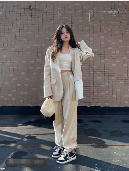 卡其色裤子搭配什么上衣好看