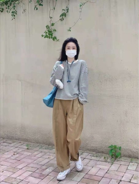 卡其色裤子搭配什么上衣好看