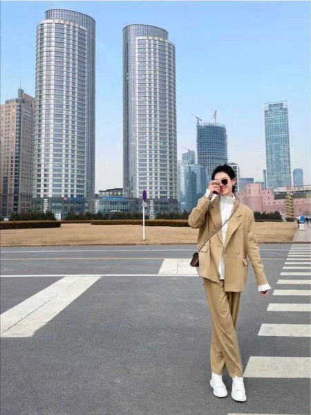 卡其色裤子搭配什么上衣好看