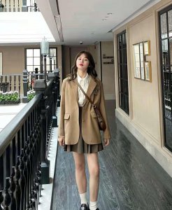 棕色裙子配什么颜色上衣好看 棕色裙子时尚搭配图片