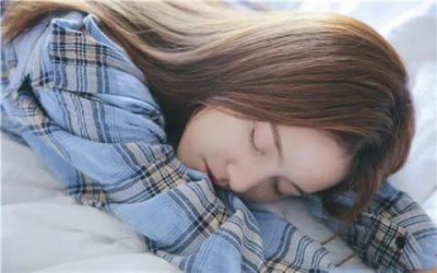 女生发皱眉表情含义是什么意思 如何回复女生发皱眉表情