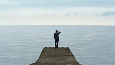 越来越自闭不想接触人 不喜欢跟人交往是自闭症的表现吗