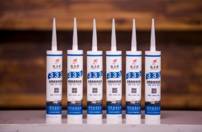 裤子上粘的胶怎么去除 结构胶弄到衣服上洗掉小妙招