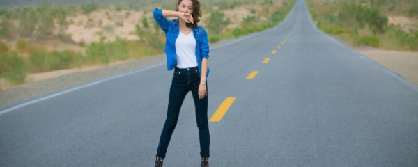 白色T恤怎么搭配