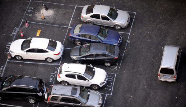 开车倒车时离合器半联动伤车吗