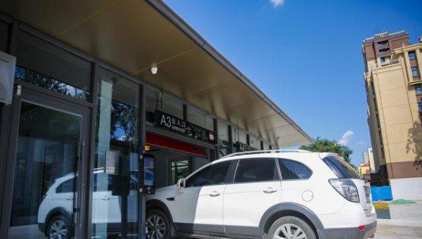 开车倒车时离合器半联动伤车吗