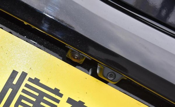 车上倒车影像黑屏怎么回事