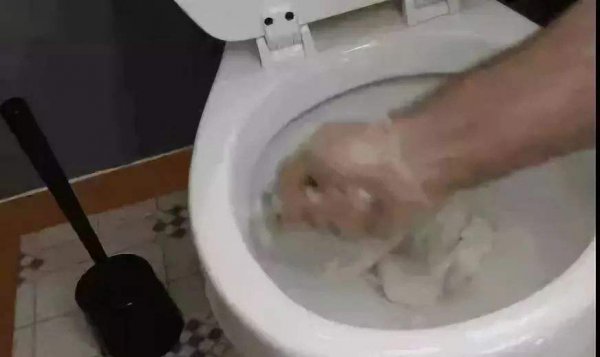 马桶上的黄渍怎么能清除干净