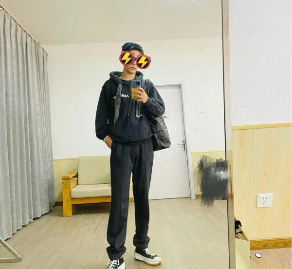 男生自拍怎么拍好看又上镜