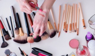 怎样挑选腮红颜色 挑选腮红颜色的方法