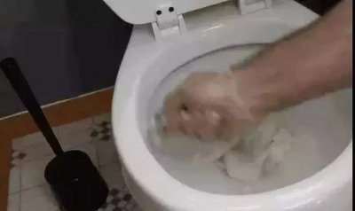 马桶上的黄渍怎么能清除干净 马桶边缘发黄污渍怎么去除