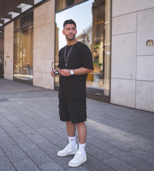 黑裤子搭配什么上衣