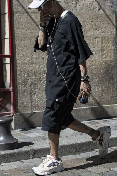 黑裤子搭配什么上衣