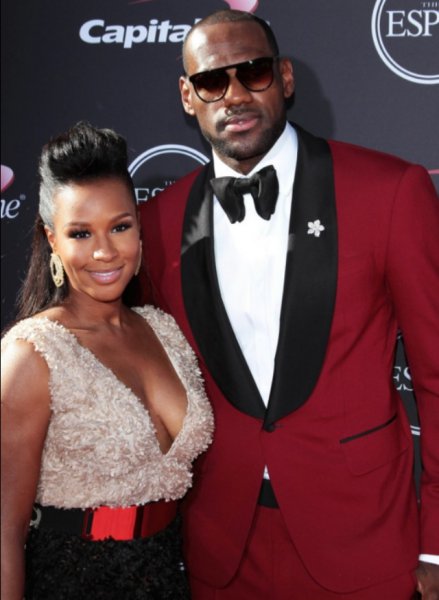 蕾哈娜和詹姆斯是什么关系