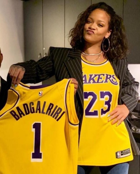 蕾哈娜和詹姆斯是什么关系