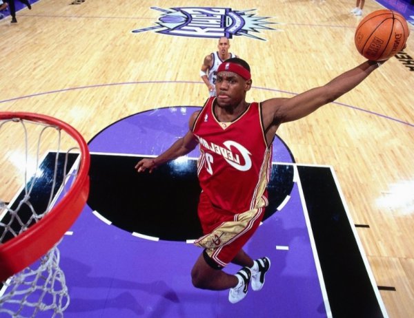 蕾哈娜和詹姆斯是什么关系